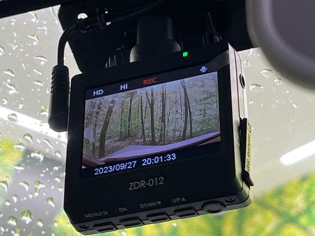 【ドライブレコーダー】安心・安全なカーライフに必須のドライブレコーダーを装備!走行中はもちろん、あおり運転や事故に遭遇した際の状況も映像で記録し、万一のリスクに備えます。