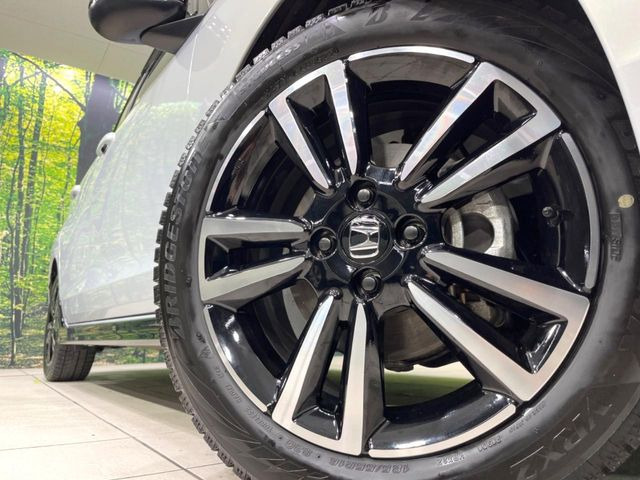 【純正16インチアルミホイール】外観にマッチした純正アルミホイールを装着しております。各種社外アルミホイールや、スタッドレスタイヤも取扱いしております。是非ご相談ください♪