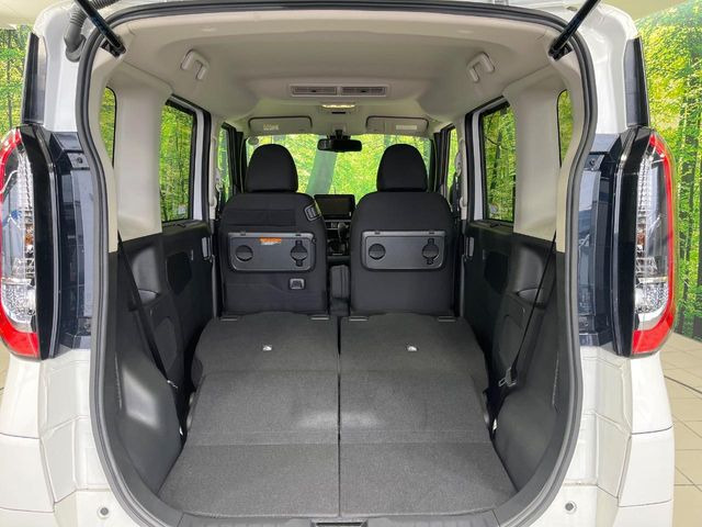 後席を格納すると、これだけの広さが!シーンに合わせたシートアレンジで、大きな荷物も積むことが出来ます♪