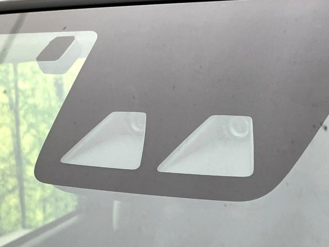 【スマートアシスト】走行中に前方の車両等を認識し、衝突しそうな時は警報とブレーキで衝突回避と被害軽減をアシスト。より安全にドライブをお楽しみいただけます。