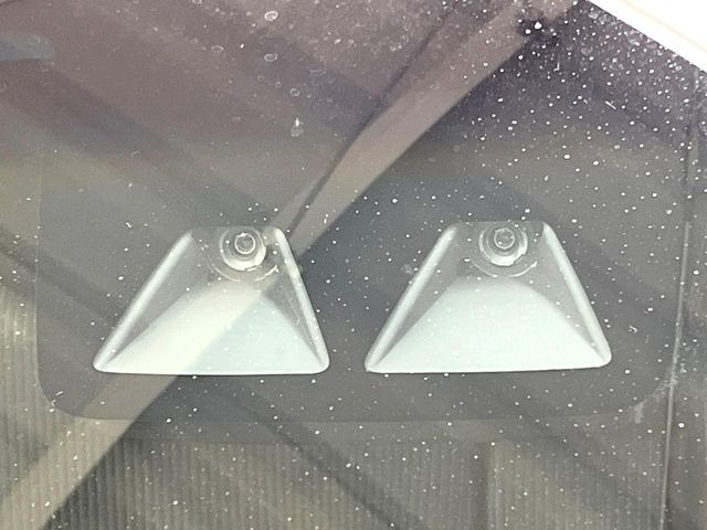 【スマートアシスト】走行中に前方の車両等を認識し、衝突しそうな時は警報とブレーキで衝突回避と被害軽減をアシスト。より安全にドライブをお楽しみいただけます。