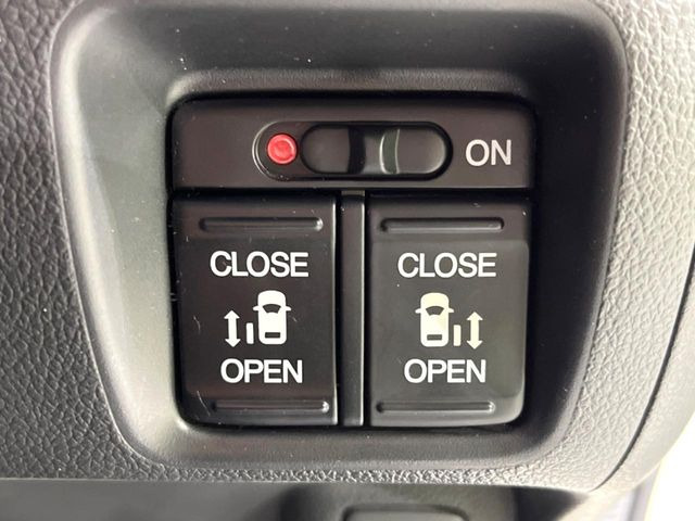 【両側パワースライドドア】スマートキーや運転席のスイッチで後席両側スライドドアの開閉が可能♪電動だから力を入れてドアを開ける必要が無く、小さなお子様でも簡単に開け閉めでき快適です♪