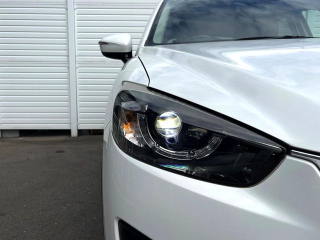 【HIDヘッドライト】非常に明るく前方を照らしてくれるので、悪天候や夜間の走行時も視界良好で安心してお乗りいただけます。