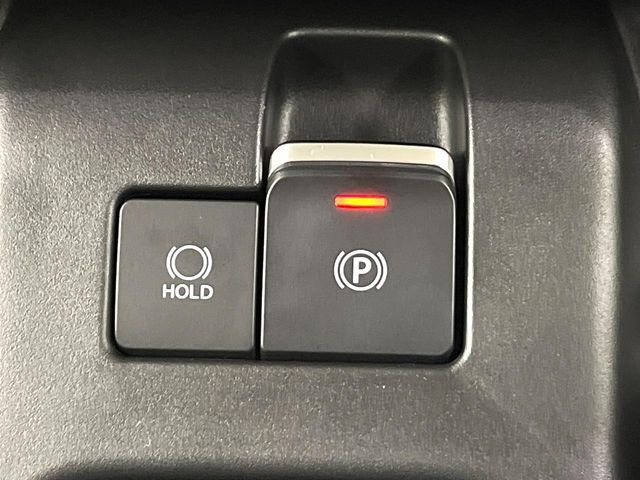 【電動パーキングブレーキ】パーキングブレーキは便利な電動式!ボタン一つで操作でき、アクセルを踏めば自動で解除されます♪レバーやペダルが無いので運転席廻りもすっきりしますね♪