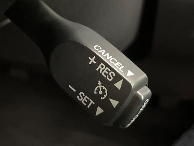 【クルーズコントロール】高速道路もラクラク走行。アクセルを離しても一定速度で走行ができ、長距離運転時の負担を軽減!加速・減速も簡単なスイッチ操作で調整できます。