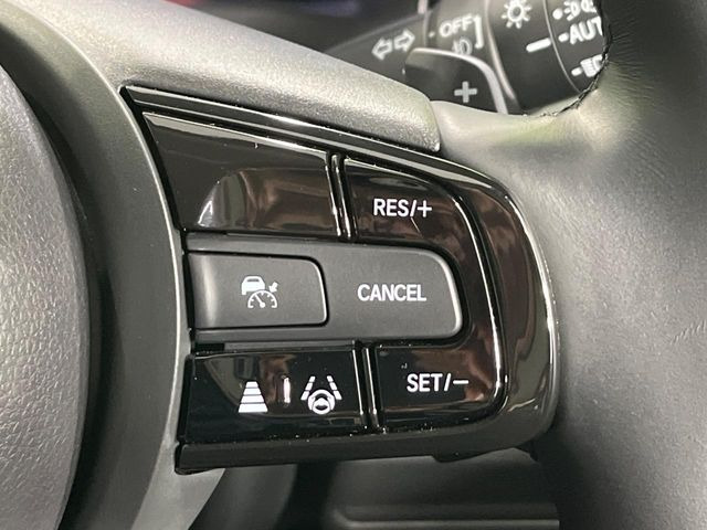 【アダプティブクルーズコントロール】高速道路での長距離走行が楽に!!自動で速度を保つクルーズコントロールが、衝突軽減システムと連携し、前方の車両を感知して車間を保つように速度調節してくれます!!