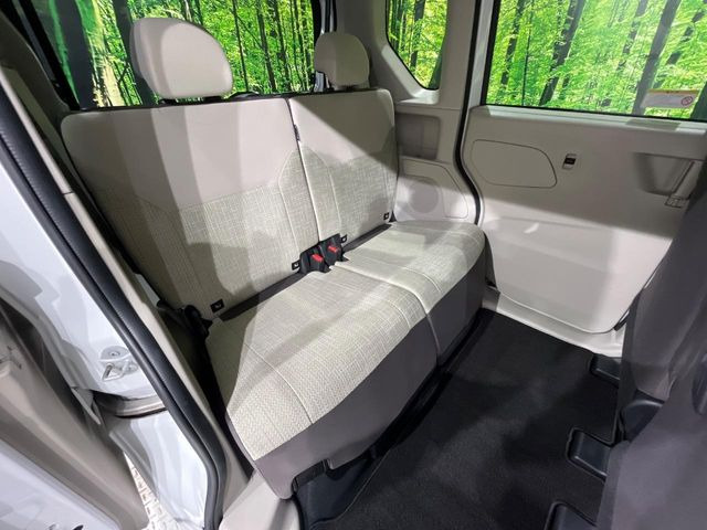 後部座席も気になるようなキズ・汚れやへたり等、大きなダメージはなく、良好な状態です。