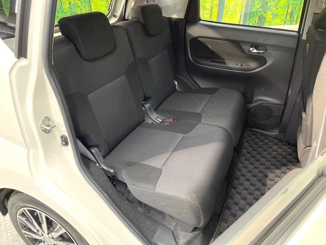 後部座席も気になるようなキズ・汚れやへたり等、大きなダメージはなく、良好な状態です。