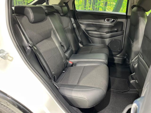 後部座席も気になるようなキズ・汚れやへたり等、大きなダメージはなく、良好な状態です。
