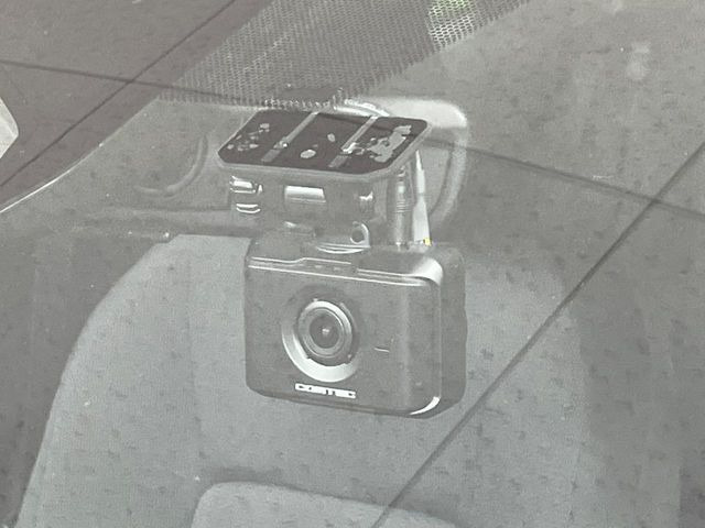 【ドライブレコーダー】安心・安全なカーライフに必須のドライブレコーダーを装備!走行中はもちろん、あおり運転や事故に遭遇した際の状況も映像で記録し、万一のリスクに備えます。