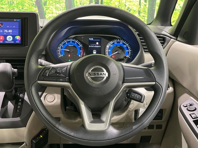 インテリアに合わせたデザインのステアリングは、運転される方のことも考え、運転しやすい形状、大きさです。是非一度、実際に触ってお確かめください。