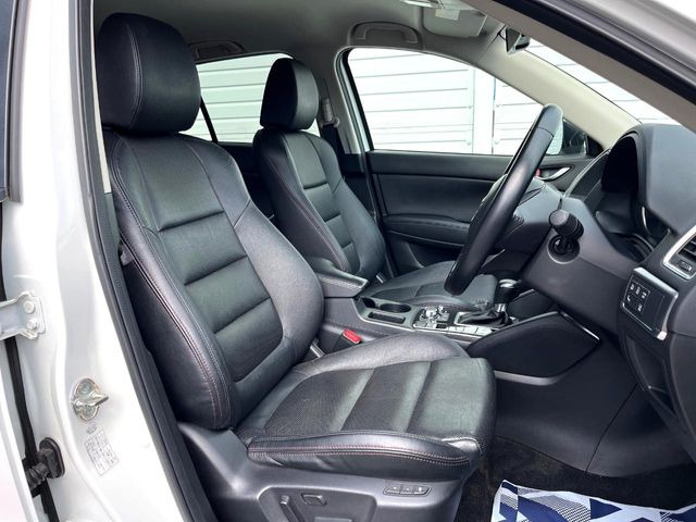 【本革シート】上質な本革を使用し、高級感あふれる本革シート。常に体に触れる部分だから、座り心地の良さにはこだわりたいですね♪汚れの付着や劣化を抑制する内装コーティング施工もおススメですよ♪