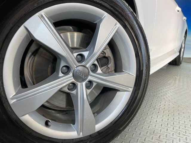 ●純正17インチアルミホイール:輸入車ならではの卓越した走りを支えるホイールと足回りです!日本車の走りに慣れている方にもぜひ体感して頂きたい程高いレベルでまとまっています!