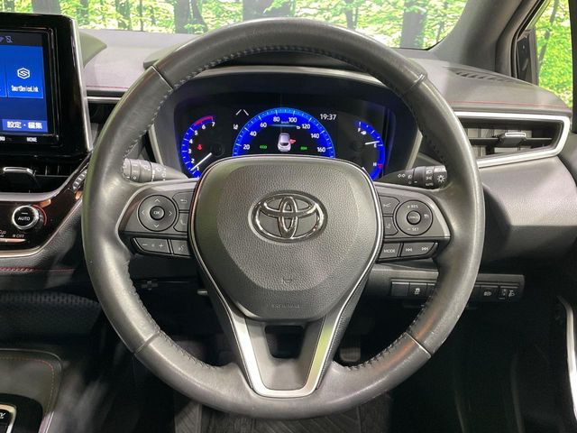 �C���e���A�ɍ��킹���f�U�C���̃X�e�A�����O�́A�^�]�������̂��Ƃ��l���A�^�]���₷���`��A�傫���ł��B�����x�A���ۂɐG���Ă��m���߂��������B