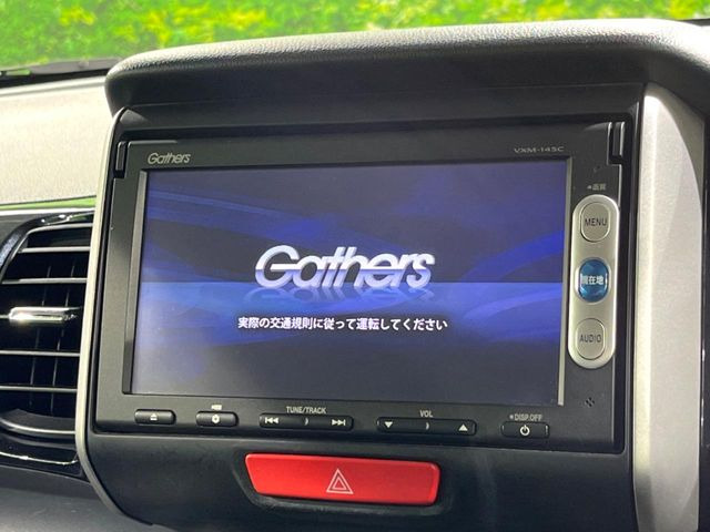 【純正ナビ】人気の純正ナビを装備しております。ナビの使いやすさはもちろん、オーディオ機能も充実!キャンプや旅行はもちろん、通勤や買い物など普段のドライブも楽しくなるはず♪