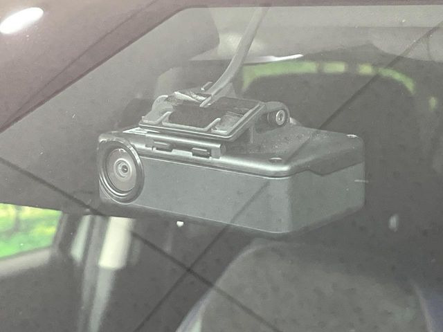 【ドライブレコーダー】安心・安全なカーライフに必須のドライブレコーダーを装備!走行中はもちろん、あおり運転や事故に遭遇した際の状況も映像で記録し、万一のリスクに備えます。