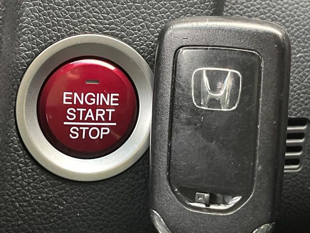 【Hondaスマートキー】カバンやポケットに入れたままでもドアの施錠・解錠が可能なスマートキーを装備。エンジンのオン・オフ時もカギを取り出す必要が無いからとっても便利です♪