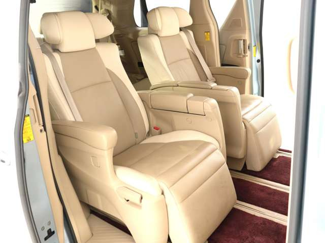 (☆プレミアムシート☆)プレミアムレザーを使用した2トーンのシート♪快適な温冷風シート機能、専用の読書灯、電動リクライニング、電動オットマン、シートメモリー機能、最上級モデルが入庫しました。