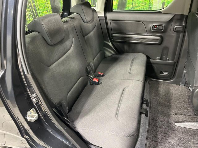 後部座席も気になるようなキズ・汚れやへたり等、大きなダメージはなく、良好な状態です。