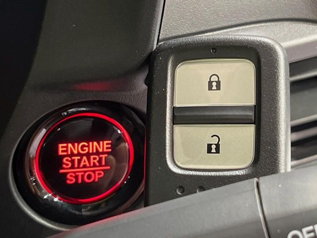 �yHonda�X�}�[�g�L�[�z�J�o����|�P�b�g�ɓ��ꂽ�܂܂ł��h�A�̎{���E�������\�ȃX�}�[�g�L�[�𑕔��B�G���W���̃I���E�I�t�����J�M�����o���K�v����������Ƃ��Ă��֗��ł���