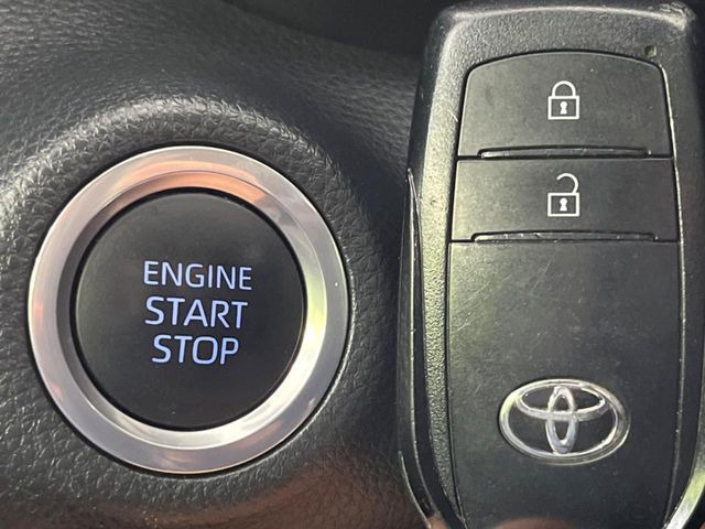 【スマートキー】カバンやポケットに入れたままでもドアの施錠・解錠が可能なスマートキーを装備。エンジンのオン・オフ時もカギを取り出す必要が無いからとっても便利です♪