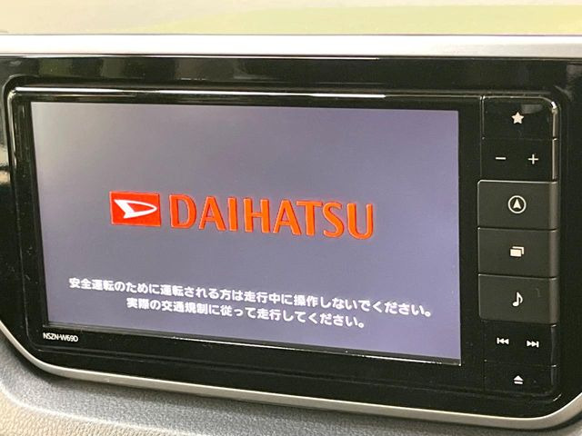 【純正ナビ】人気の純正ナビを装備しております。ナビの使いやすさはもちろん、オーディオ機能も充実!キャンプや旅行はもちろん、通勤や買い物など普段のドライブも楽しくなるはず♪