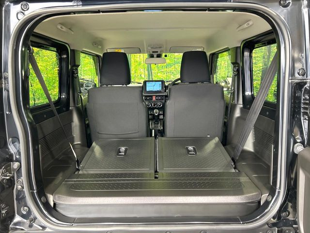 積み下ろしのしやすいデッキにはたっぷりと荷物を積み込んでいただけます。遊びから仕事まで、様々なシーンで頼れます♪