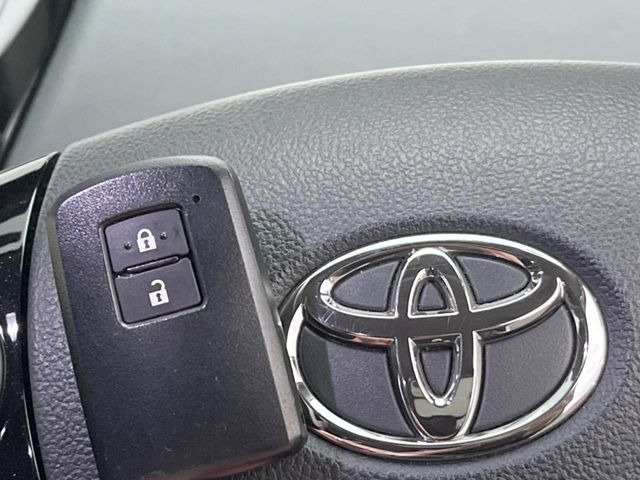 【スマートキー】カバンやポケットに入れたままでもドアの施錠・解錠が可能なスマートキーを装備。エンジンのオン・オフ時もカギを取り出す必要が無いからとっても便利です♪