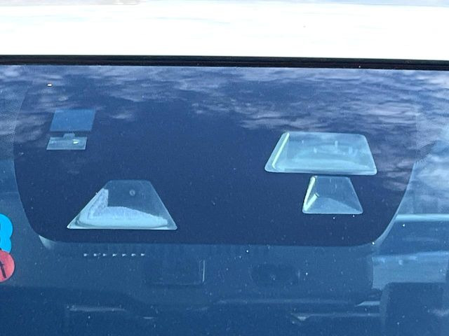 【スマートシティブレーキサポート】低速走行中に前方の車両等を認識し、衝突しそうな時は警報とブレーキで衝突回避と被害軽減をアシスト。より安全にドライブをお楽しみいただけます。