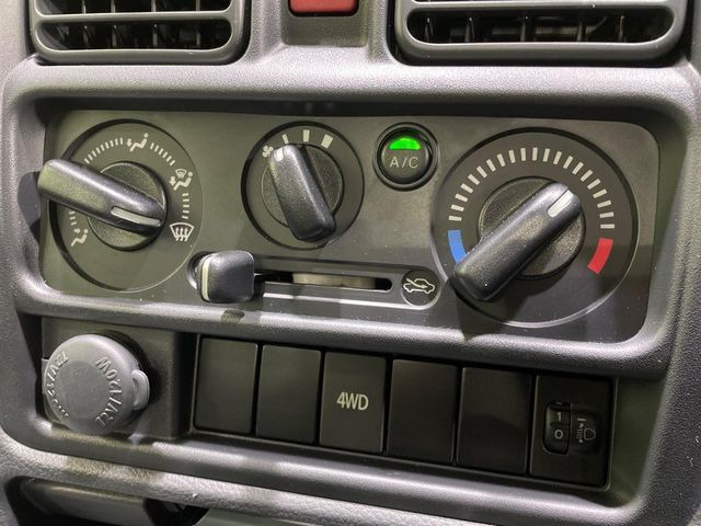 寒い冬も暑い夏も全席に快適な空調を届けてくれる、ダイヤル式エアコンを装備♪