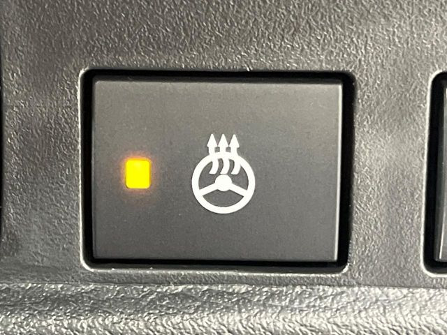 【ステアリングヒーター】冬場に冷たくなりやすい革巻きステアリングを、スイッチ一つで素早く適温に!エアコンよりも早く温まってくれるので、寒い日の運転も快適になりますね♪