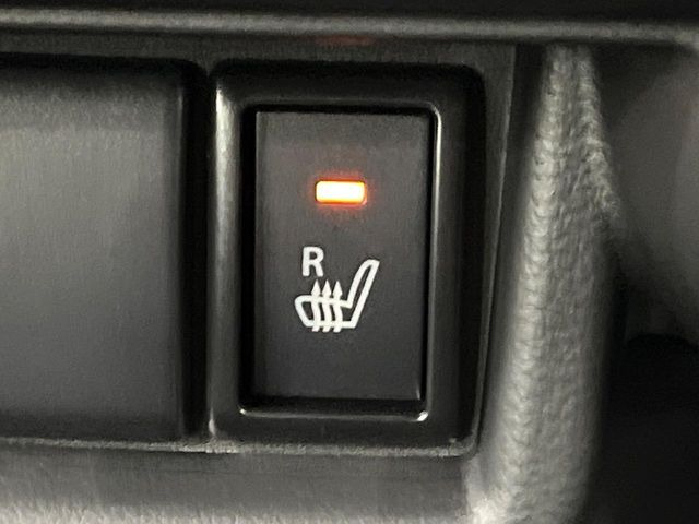 【シートヒーター】寒い日に重宝するシートヒーター!エアコンより早く温まってくれるので寒がりの人も安心ですね♪エアコンの温風は乾燥するから苦手、という方にもをおすすめです。