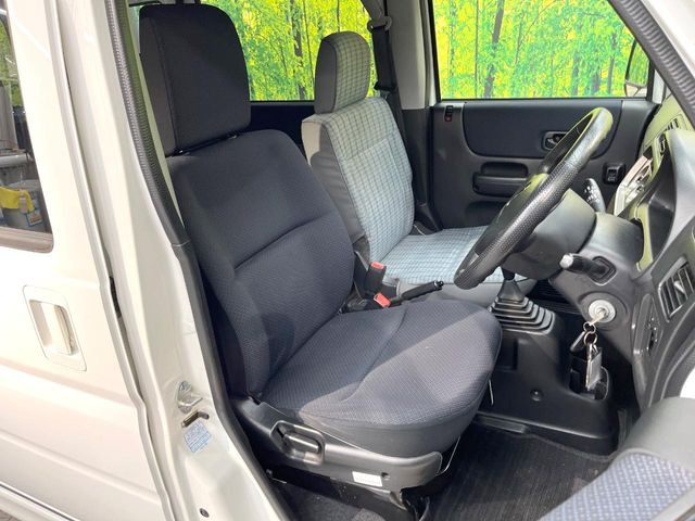 運転席シート廻りは使用感も少なく、良好な状態となっています。丁寧に使われていたことがよくわかりますね。