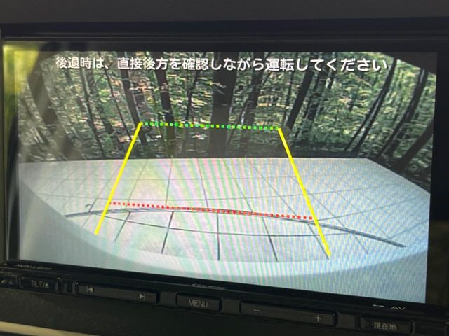 【バックカメラ】駐車時に後方がリアルタイム映像で確認できます。大型商業施設や立体駐車場での駐車時や、夜間のバック時に大活躍!運転スキルに関わらず、今や必須となった装備のひとつです!