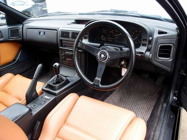 �������Y��Ƀ��[���N���[�j���O�ς݂ƂȂ�܂��B���΂��̌��ȏL����F���܂̏L����������܂���B����]�ɉ�����RECARO���Ȃǂ̃X�|�[�c�V�[�g�ɕύX���\�ł��B���C�y�ɂ����k�������܂�