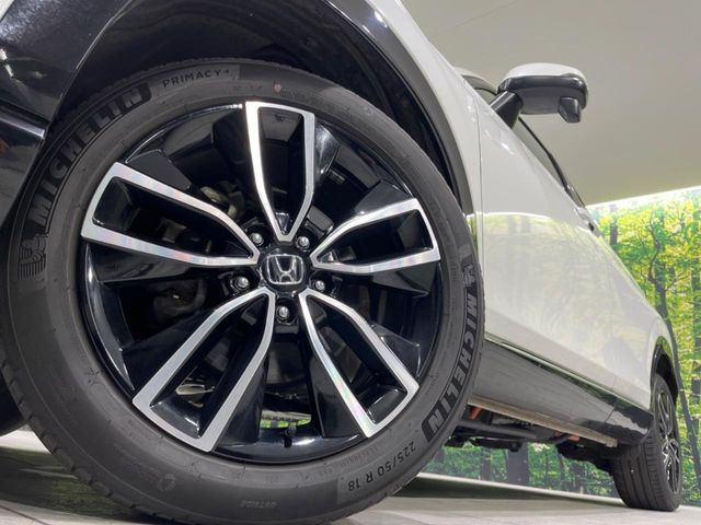 【純正オプション18インチアルミホイール】純正オプションホイールを装着。走行性能の向上に加え、外観もよりスタイリッシュになっています。