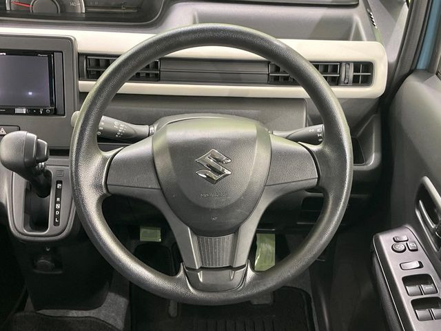 �C���e���A�ɍ��킹���f�U�C���̃X�e�A�����O�́A�^�]�������̂��Ƃ��l���A�^�]���₷���`��A�傫���ł��B�����x�A���ۂɐG���Ă��m���߂��������B