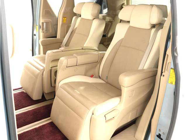 (☆プレミアムシート☆)プレミアムレザーを使用した2トーンのシート♪快適な温冷風シート機能、専用の読書灯、電動リクライニング、電動オットマン、シートメモリー機能、最上級モデルが入庫しました。