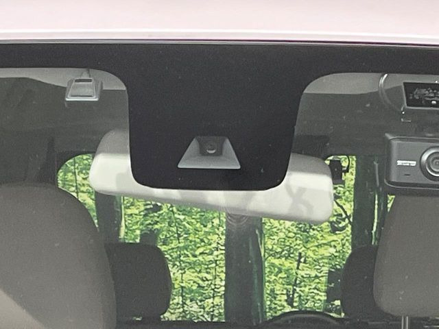 【エマージェンシーブレーキ】走行中に前方の車両等を認識し、衝突しそうな時は警報とブレーキで衝突回避と被害軽減をアシスト。より安全にドライブをお楽しみいただけます。