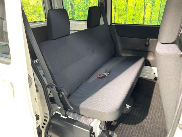 後部座席も気になるようなキズ・汚れやへたり等、大きなダメージはなく、良好な状態です。