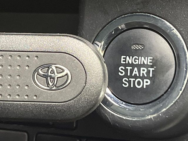 【スマートキー】カバンやポケットに入れたままでもドアの施錠・解錠が可能なスマートキーを装備。エンジンのオン・オフ時もカギを取り出す必要が無いからとっても便利です♪