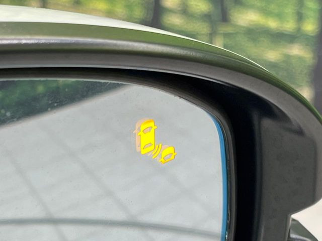 【ブラインドスポットインフォメーション】走行中、ドアミラーの死角になりやすい箇所に後続車が接近するとサイドミラー付近に警告を表示、ドライバーに注意喚起をしてくれます。