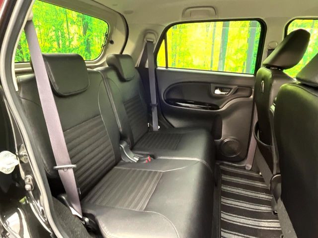 後部座席も気になるようなキズ・汚れやへたり等、大きなダメージはなく、良好な状態です。