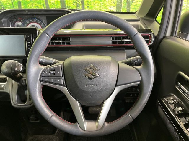 【純正革巻きステアリング】上質な革を使用することで、手にしっかり馴染みとても運転しやすいハンドルです♪