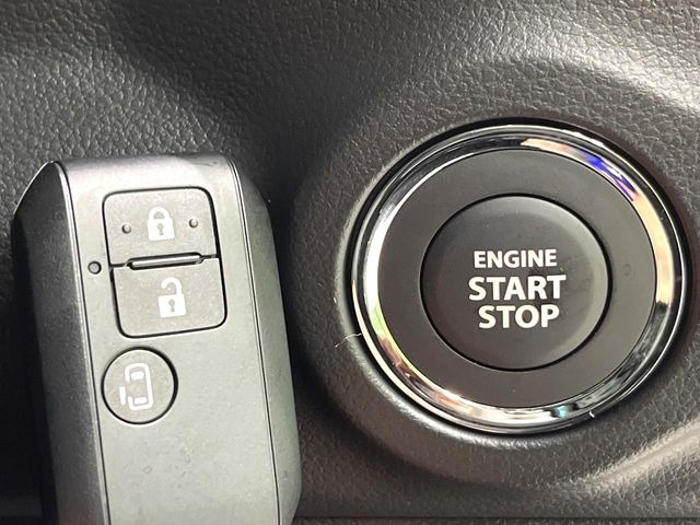 【キーレススタートシステム】カバンやポケットに入れたままでもドアの施錠・解錠が可能なスマートキーを装備。エンジンのオン・オフ時もカギを取り出す必要が無いからとっても便利です♪