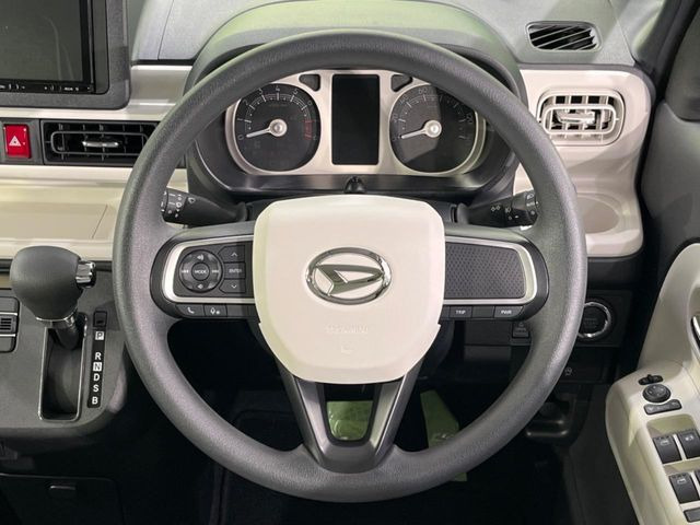 インテリアに合わせたデザインのステアリングは、運転される方のことも考え、運転しやすい形状、大きさです。是非一度、実際に触ってお確かめください。