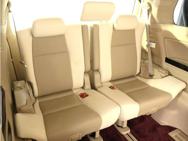 サードシートも広々とした空間をご用意しております!シートアレンジにて、快適スペースを作ることも可能となっております!アレンジパターンも豊富で、様々なシーンにご利用いただけます!