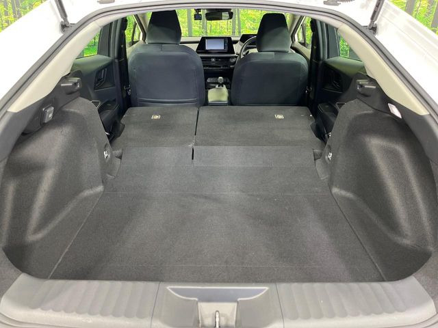 積み下ろしのしやすいデッキにはたっぷりと荷物を積み込んでいただけます。遊びから仕事まで、様々なシーンで頼れます♪