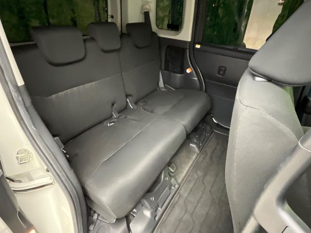 後部座席も気になるようなキズ・汚れやへたり等、大きなダメージはなく、良好な状態です。