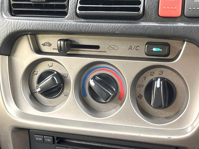 寒い冬も暑い夏も全席に快適な空調を届けてくれる、ダイヤル式エアコンを装備♪